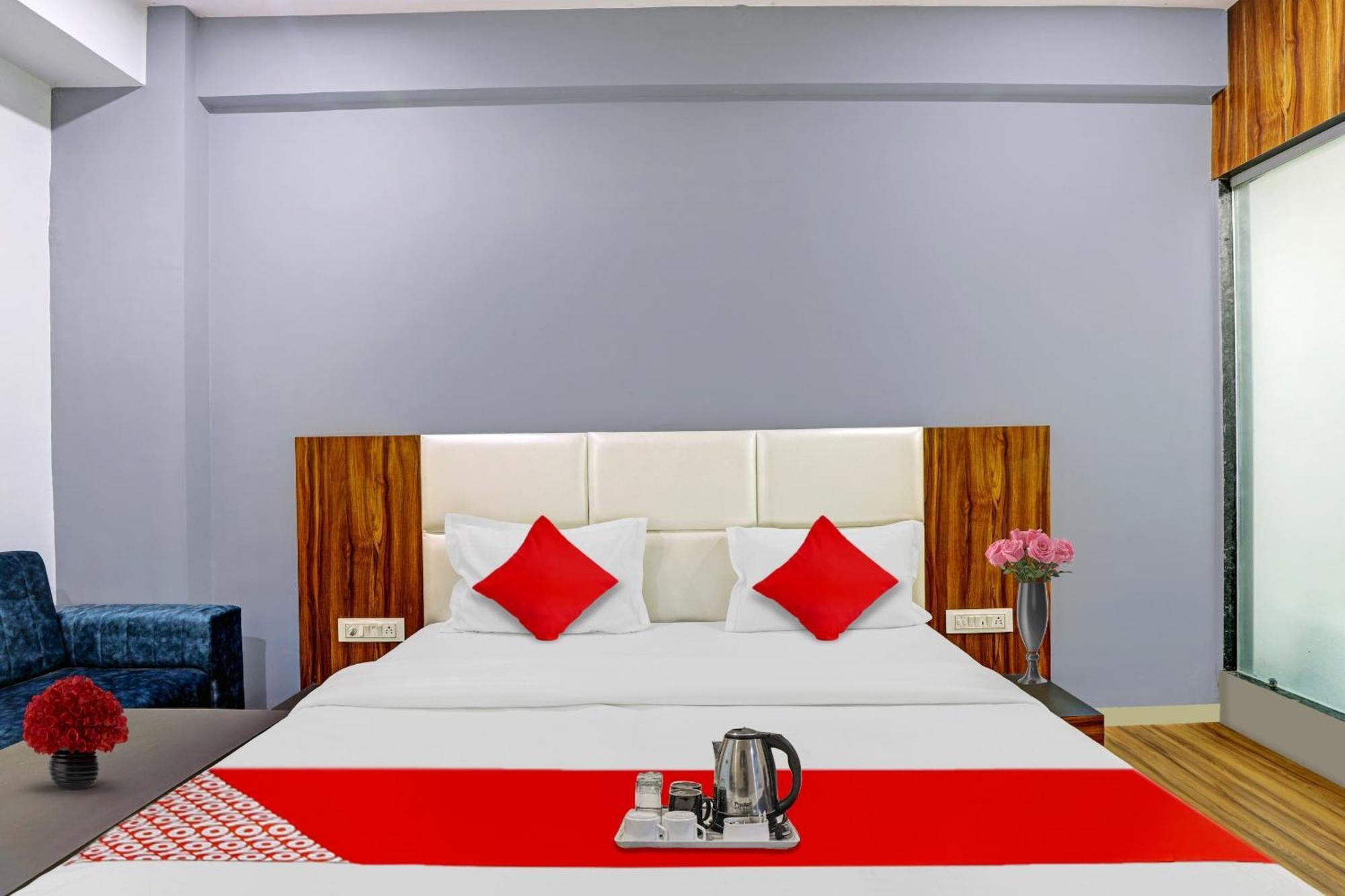Hotel O Max Surat Exterior foto