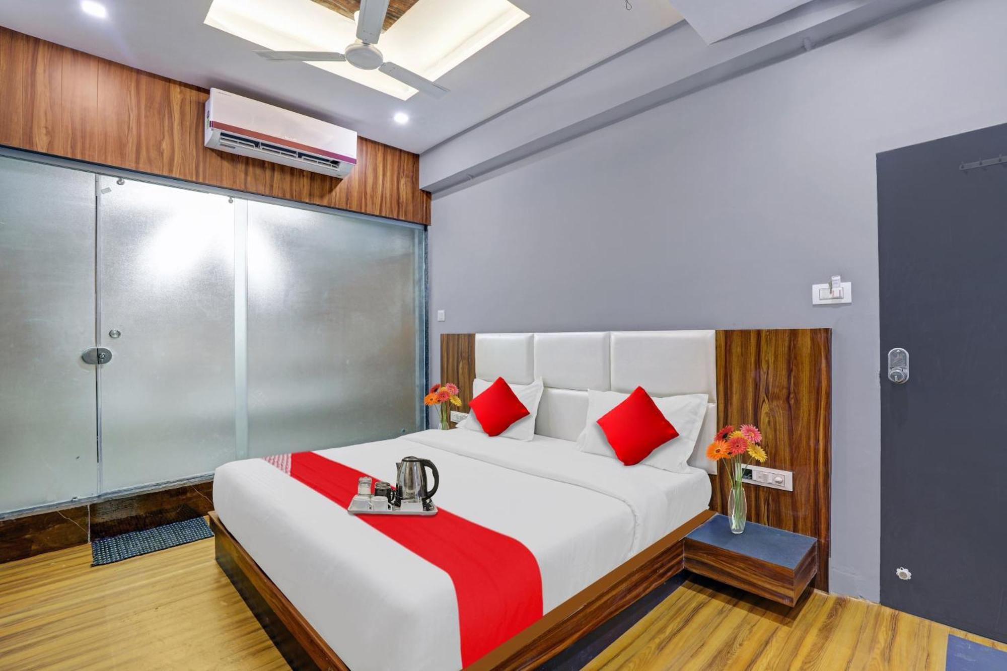 Hotel O Max Surat Exterior foto