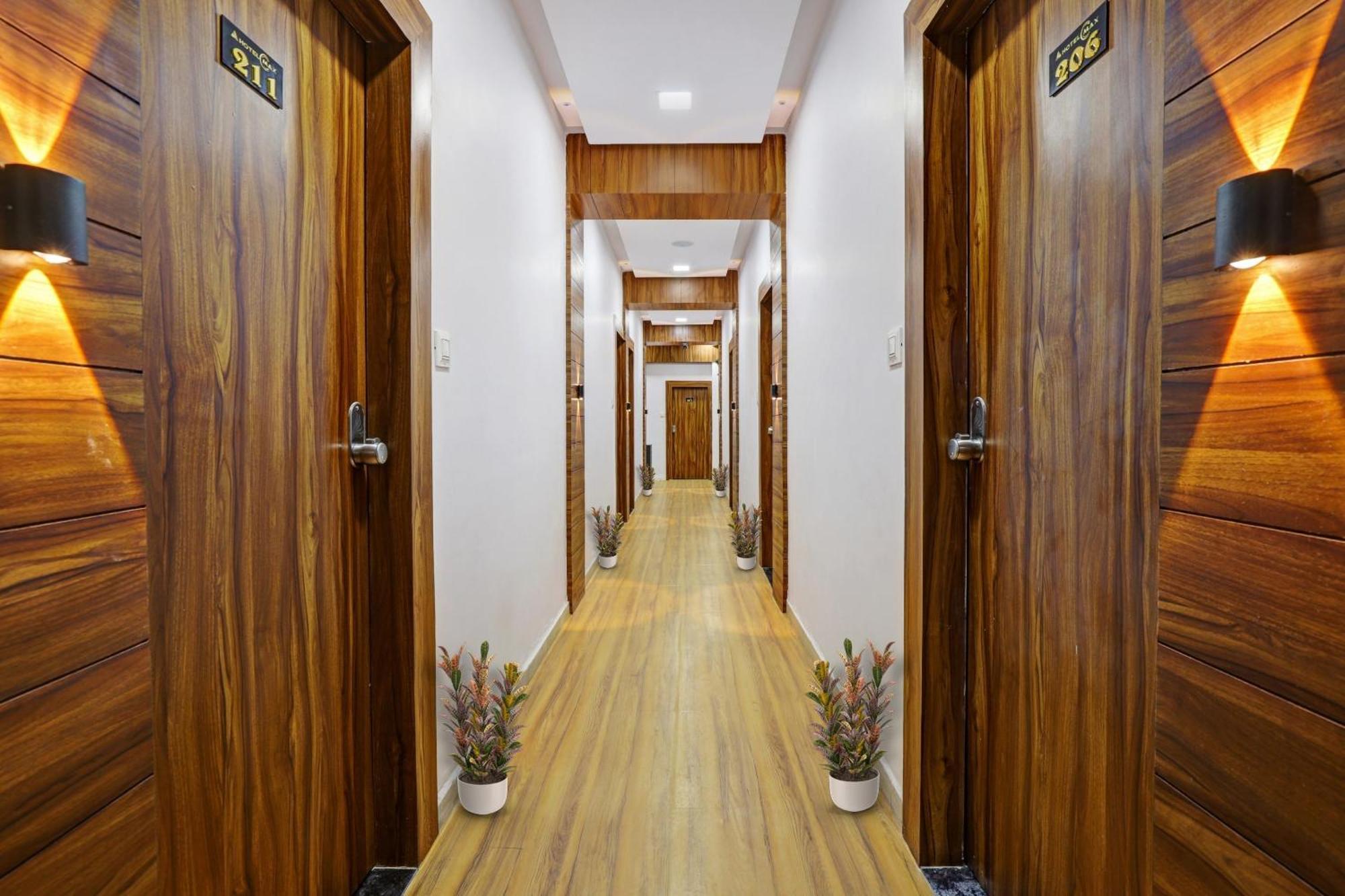 Hotel O Max Surat Exterior foto