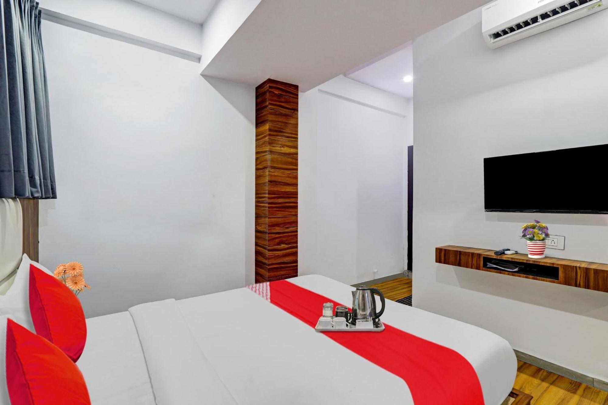 Hotel O Max Surat Exterior foto