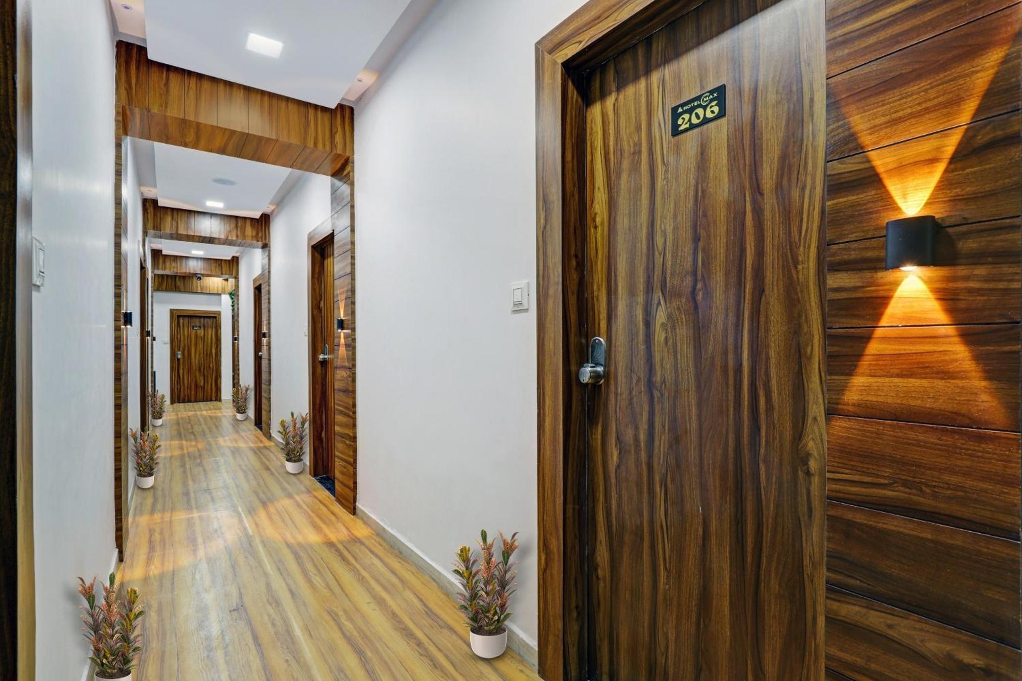 Hotel O Max Surat Exterior foto